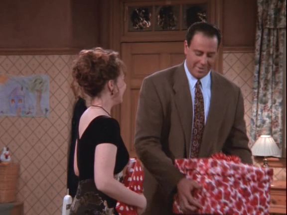 Everybody Loves Raymond - 01x16 - Diamonds.avi_000788288.jpg