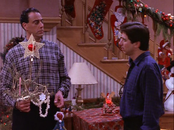 Everybody Loves Raymond - 02x12 All I Want For Christmas.avi_000772022.png